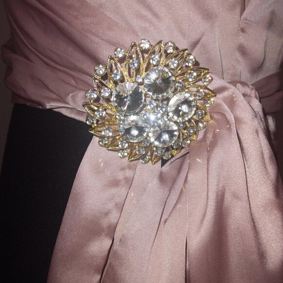 ROSEWE COLLECTIONS PINK ROSE GOLD CROP BLOUSE WITH CRYSTAL BROOCH - Picture 5 of 5